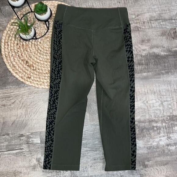 Nike women’s green and black cropped leggings size small excellent condition - Picture 4 of 4
